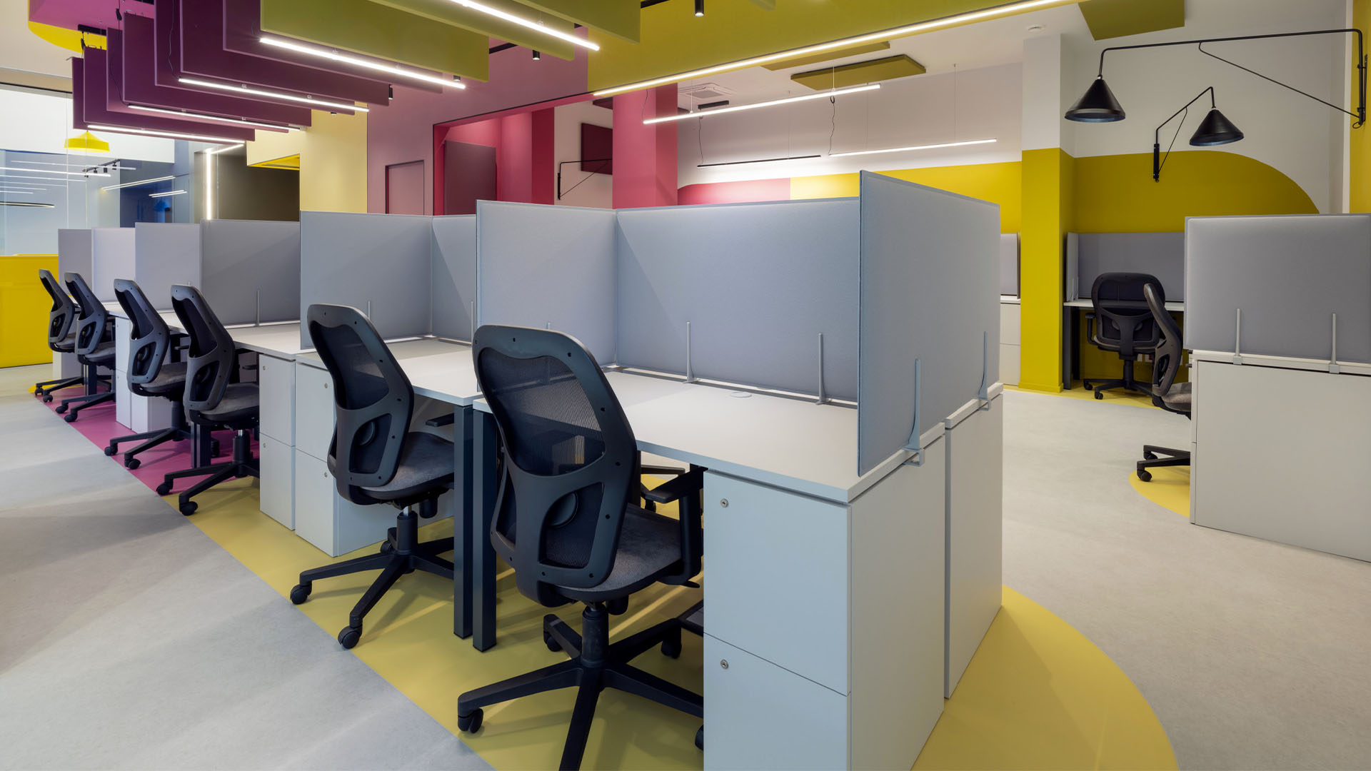 Open space con postazioni operative su misura