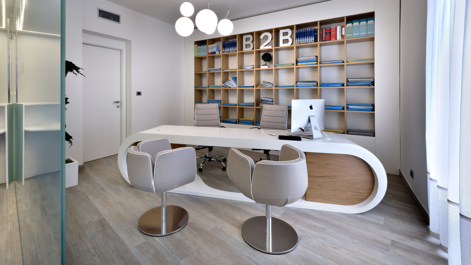 Libreria a parete su misura in uno studio professionale