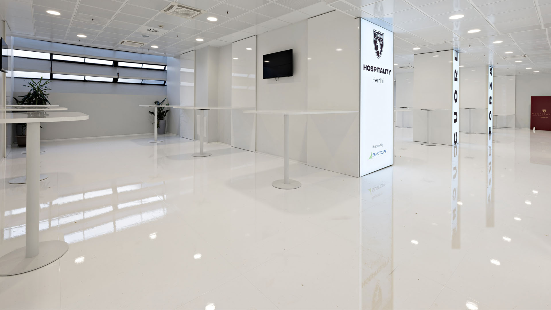 Banco e area consulenza su misura in un punto vendita