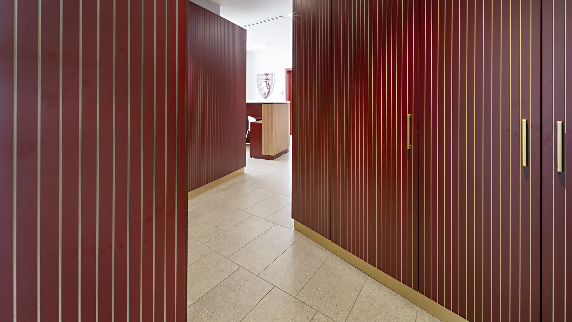 Boiserie rossa su misura in un locale