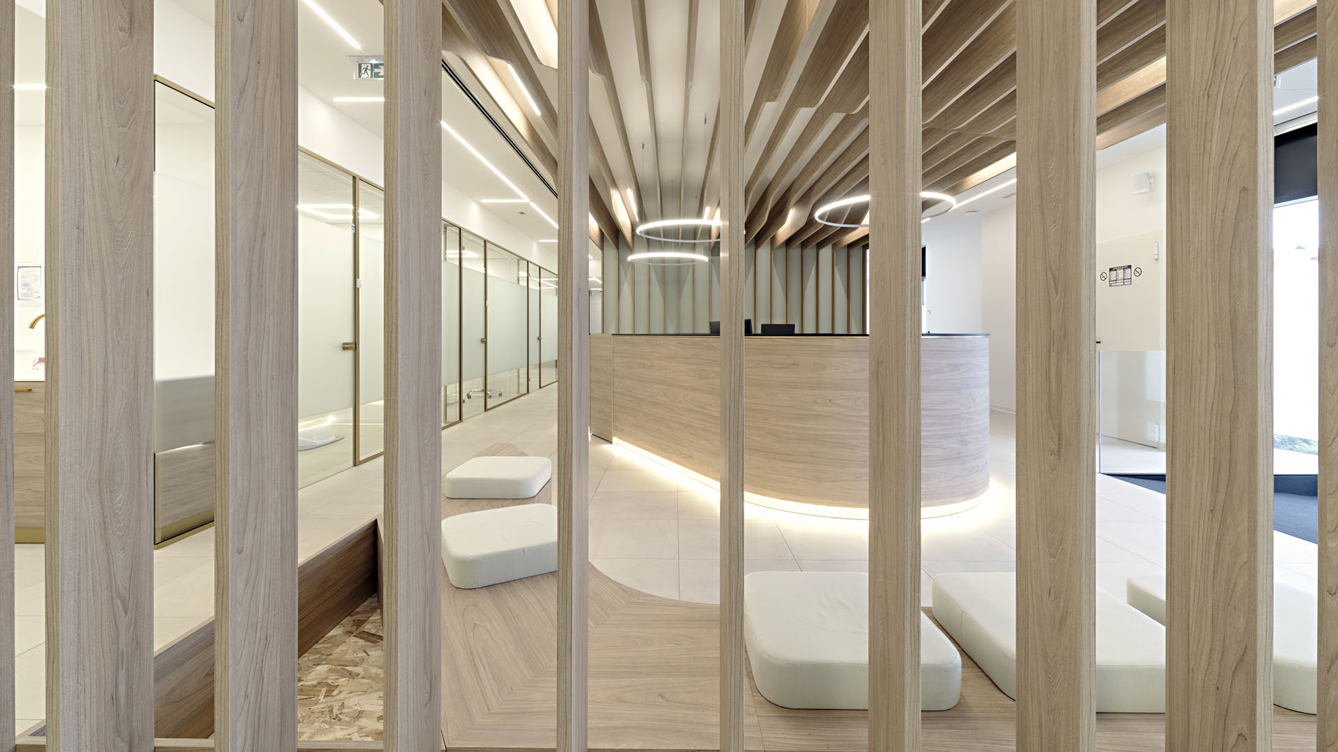 Reception con listelli in legno su misura