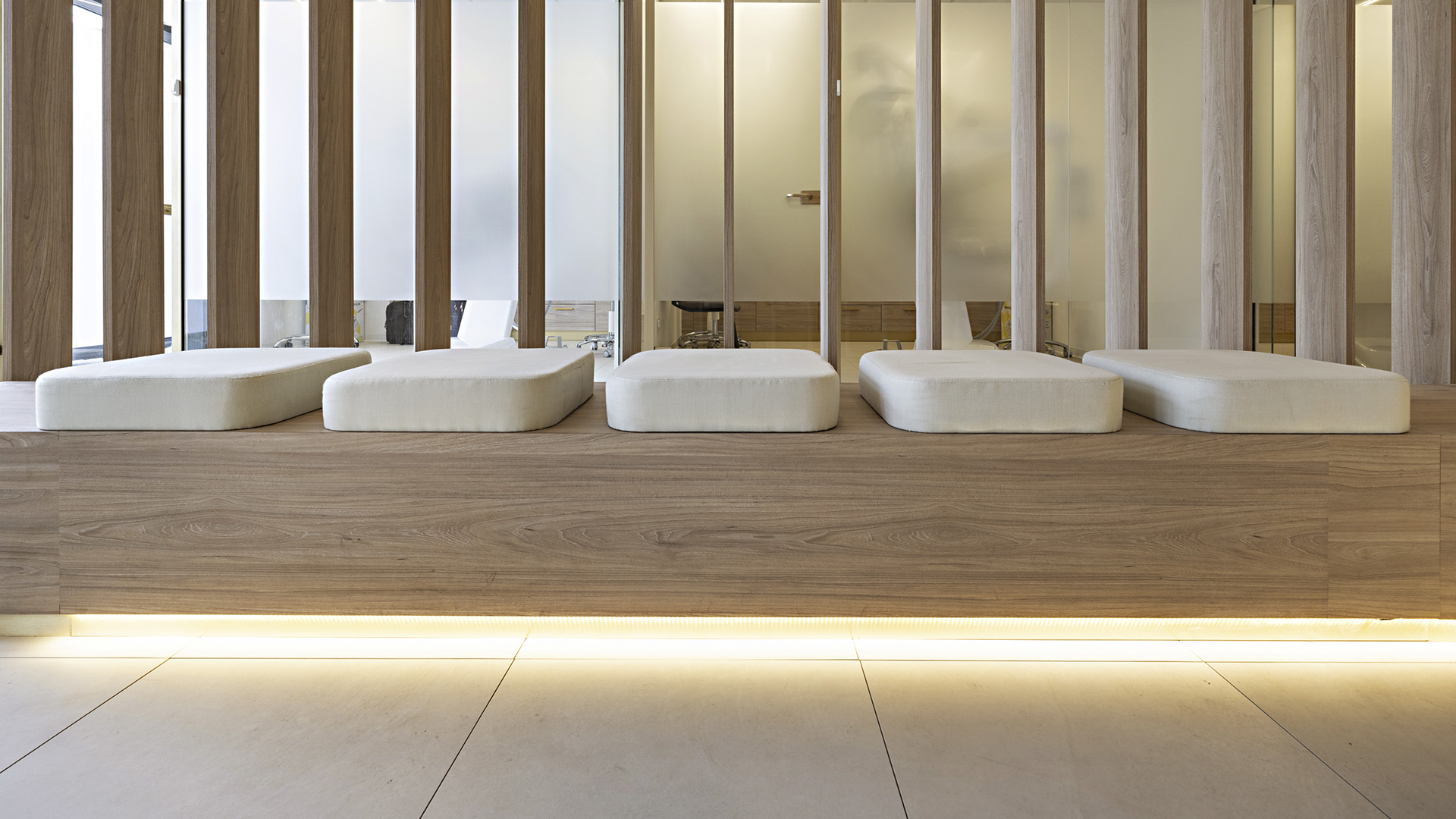 Zona relax con sedute e illuminazione su misura in un centro benessere