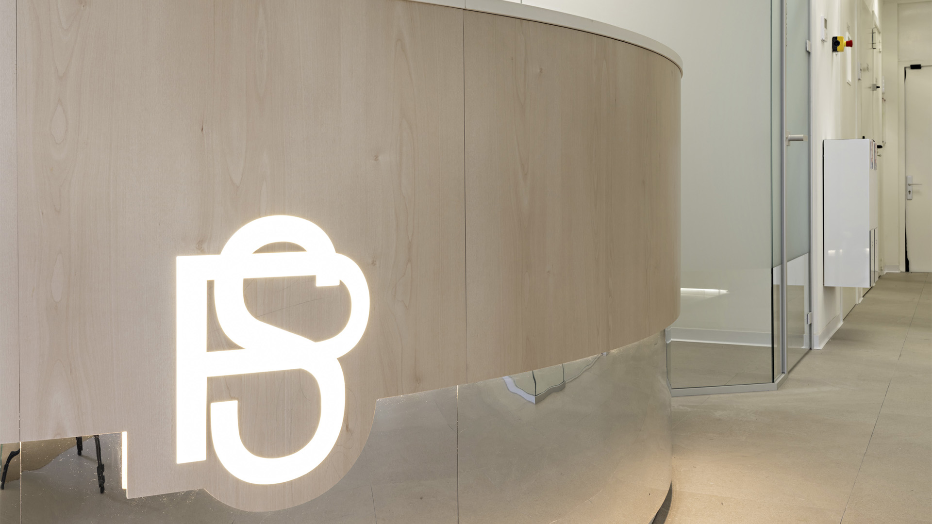 Reception curva su misura di uno studio dentistico