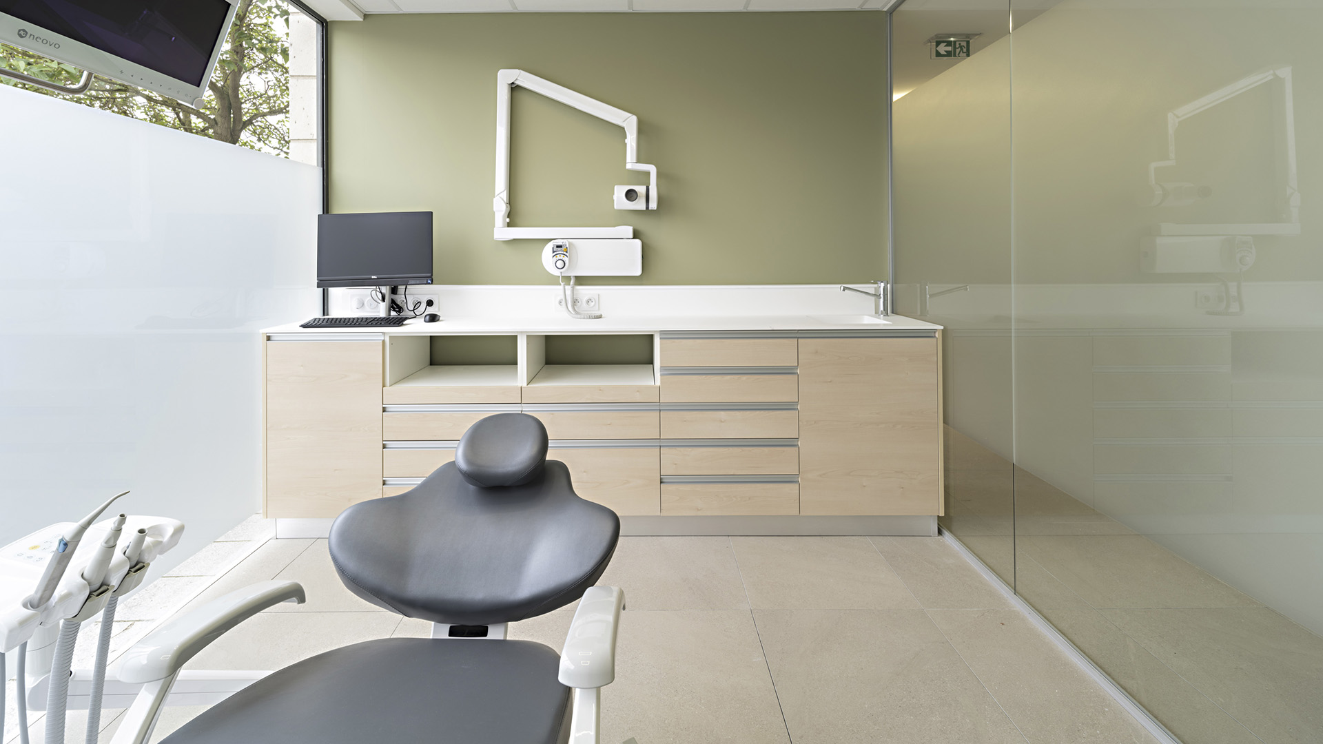 Studio odontoiatrico con mobili su misura attorno al riunito